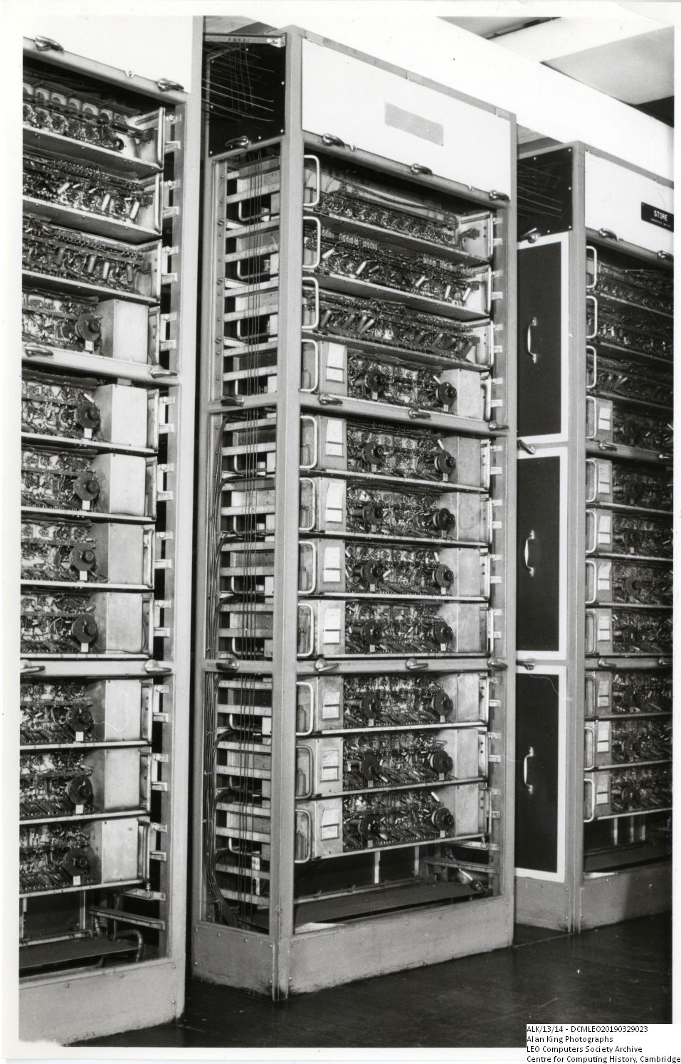 Photograph of 61193  LEO I rack close-up (1954)