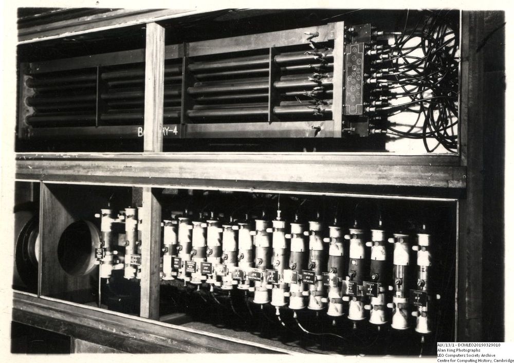 Photograph of 61194  Mercury delay line 'coffin', interior