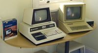 Commodore_Pet_2001_and_Apple_IIe
